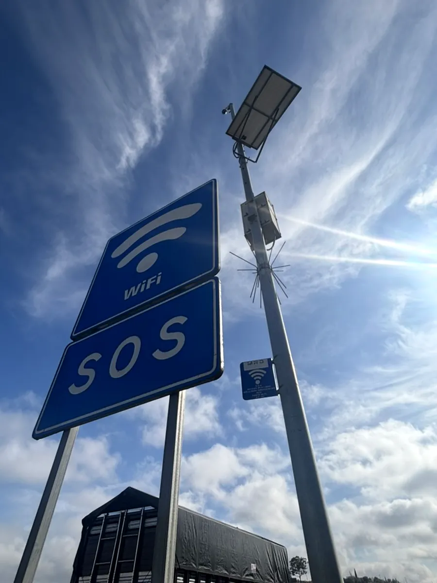 Señalamiento azul de wifi y SOS junto a un mástil equipado en una autopista mexicana