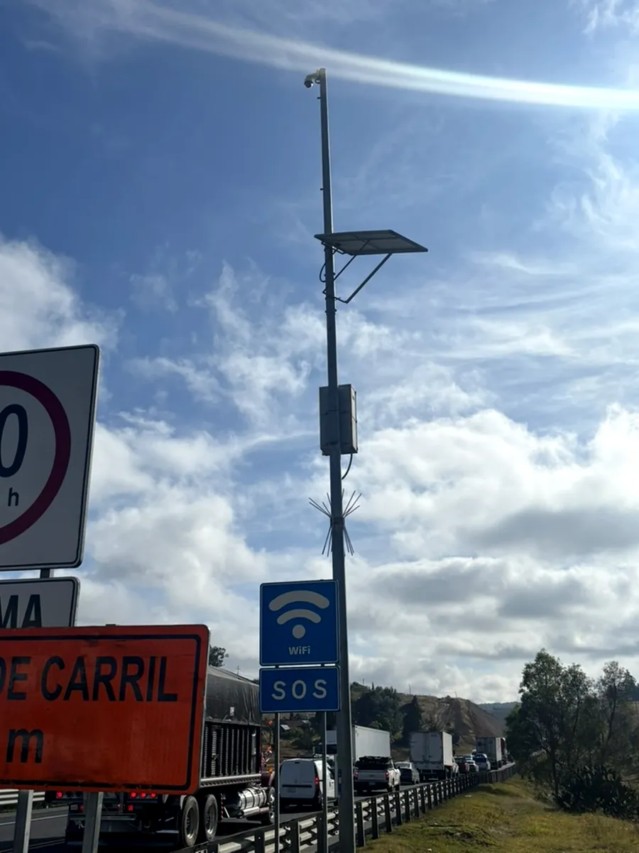 Mástil con panel solar, gabinete técnico y señalamiento de wifi y SOS en autopista de México